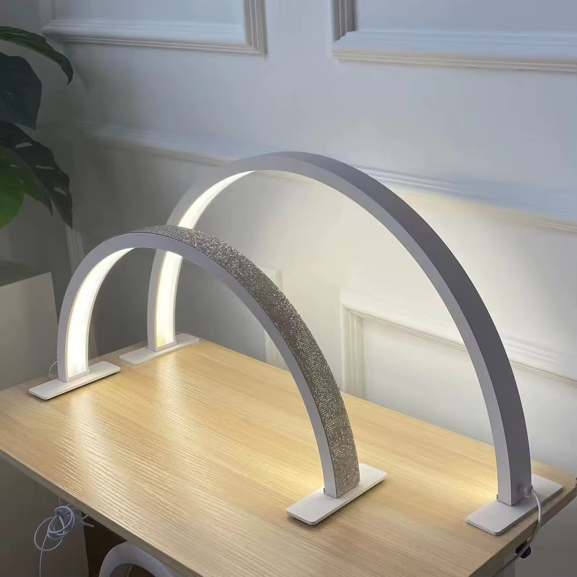Halvmåne LED Lampa för Nagelbehandling – Perfekt Belysning för detaljarbete