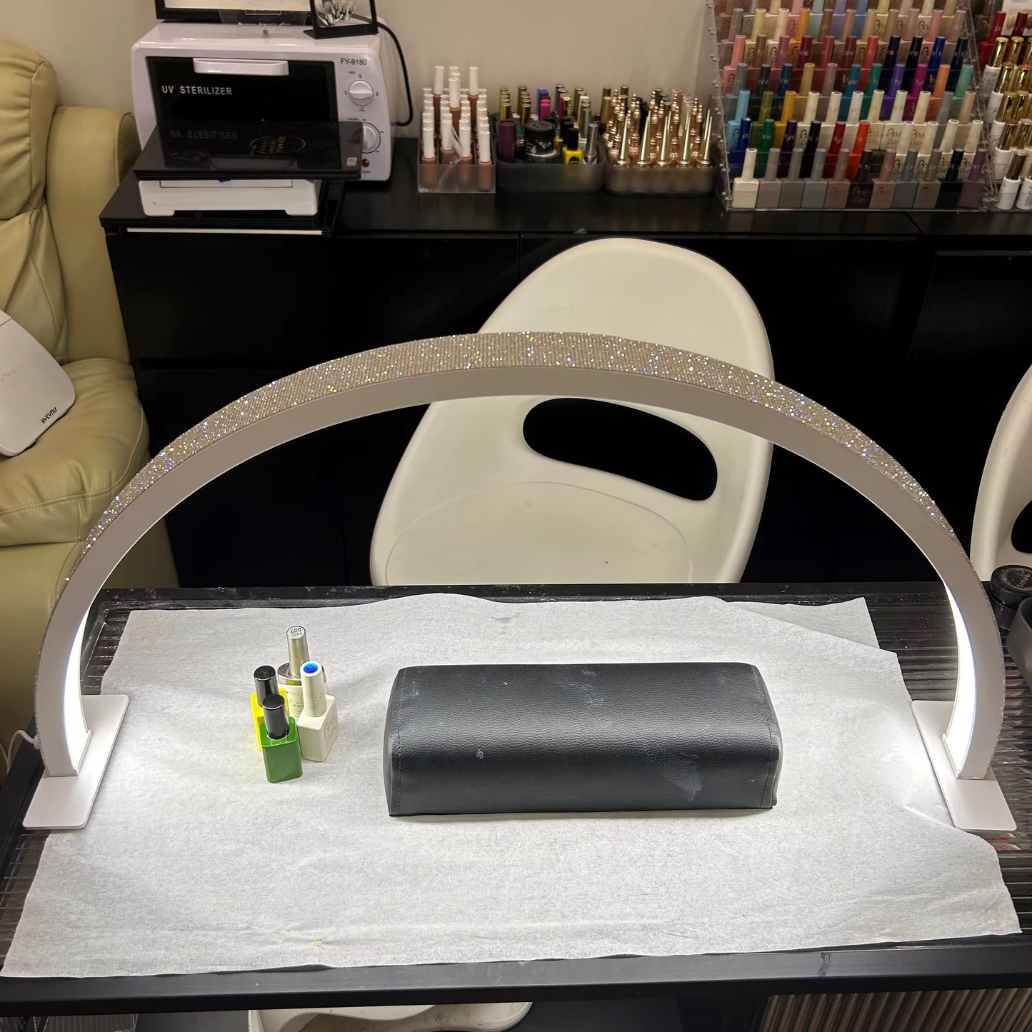 Halvmåne LED Lampa för Nagelbehandling – Perfekt Belysning för detaljarbete